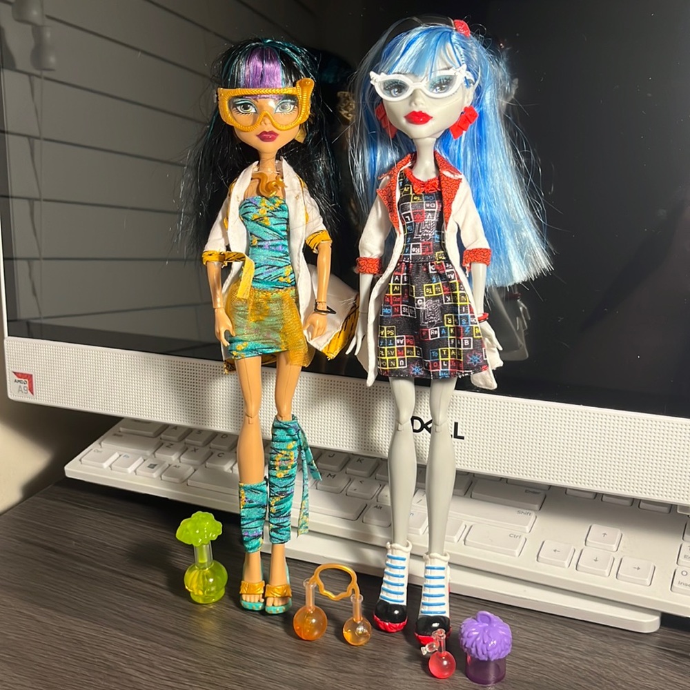 Mattel Monster High Science Partners Cleo de Nile and Ghoulia Yelps Dolls 2 Pack